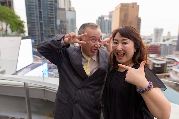 Portrait d'homme d'affaires japonais mature et femme japonaise mature à la découverte de la ville de Bangkok