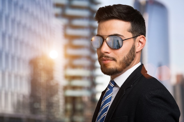 Portrait, homme affaires, lunettes soleil