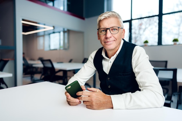 Portrait d'homme d'affaires mature au bureau