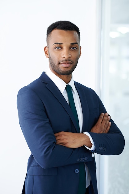 Portrait d'homme d'affaires noir ou bras croisés au bureau avec confiance ou carrière en banque d'investissement Face courtier et banquier africain dans une institution commerciale ou d'entreprise avec style et fierté modernes