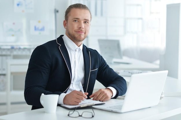 Portrait d'un homme d'affaires avec un ordinateur portable