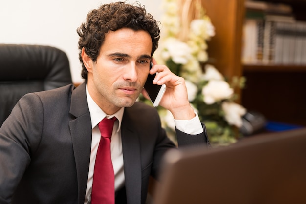 Portrait d&#39;un homme d&#39;affaires parlant au téléphone