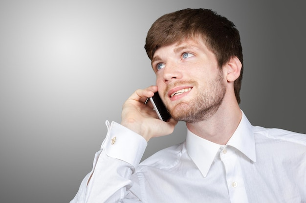 Portrait d&#39;un homme d&#39;affaires parlant au téléphone