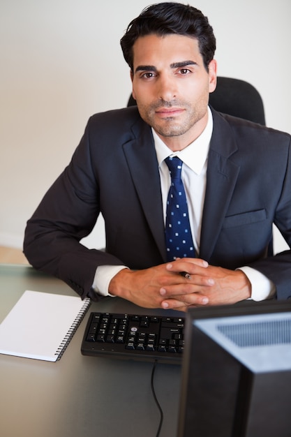 Portrait d&#39;un homme d&#39;affaires posant