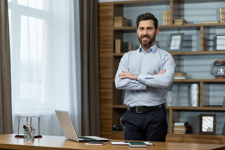 Photo portrait d'homme d'affaires prospère au bureau homme en chemise souriant et regardant la caméra patron mature