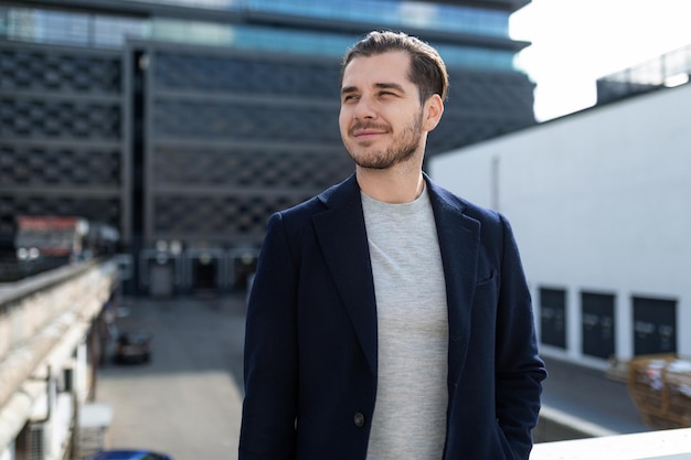 Portrait d'un homme d'affaires prospère dans le contexte d'un concept de banque en ligne de construction de ville