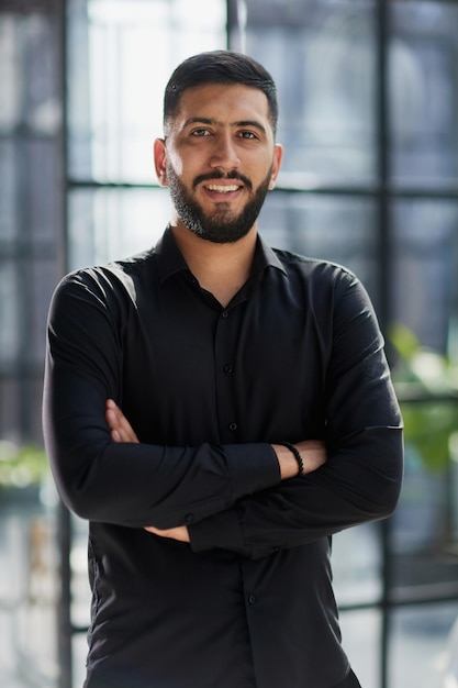 Portrait d'homme d'affaires prospère debout au bureau