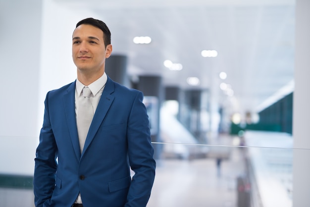 Portrait d&#39;homme d&#39;affaires prospère souriant