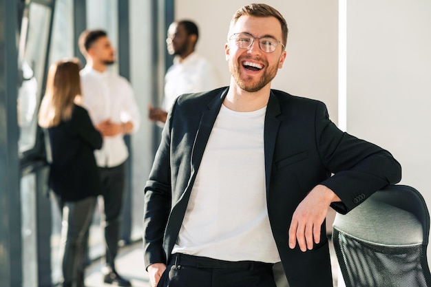 Portrait d'homme d'affaires qui rit