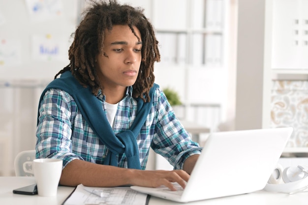 Portrait d'homme d'affaires de race mixte travaillant au bureau