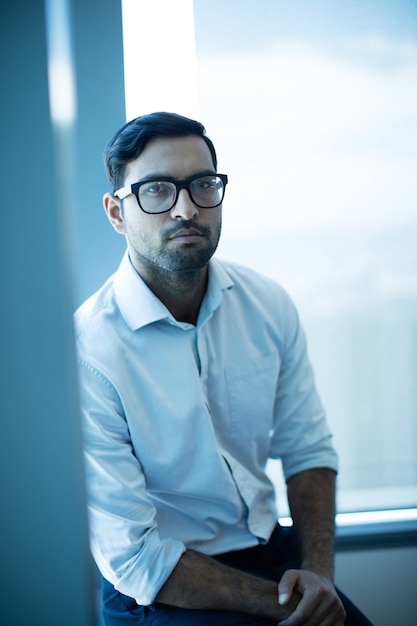 Portrait d'homme d'affaires réfléchi au bureau