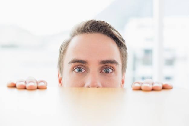 Portrait d&#39;homme d&#39;affaires, regardant par-dessus le mur flou au bureau