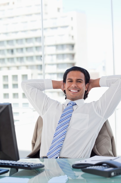 Portrait d&#39;un homme d&#39;affaires relaxant dans son bureau