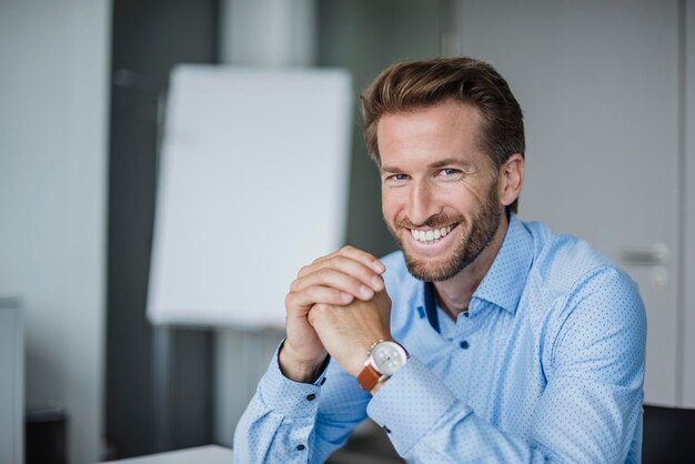 Portrait d'homme d'affaires riant au bureau