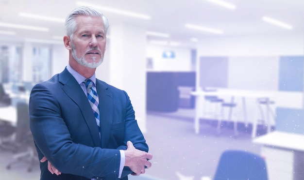 Portrait d'un homme d'affaires senior devant son bureau moderne