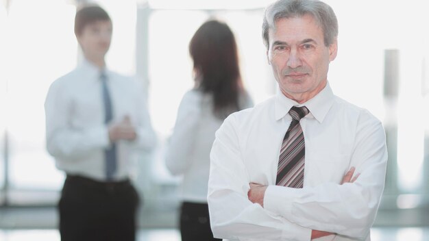 Portrait d'un homme d'affaires senior sur fond flou bureau