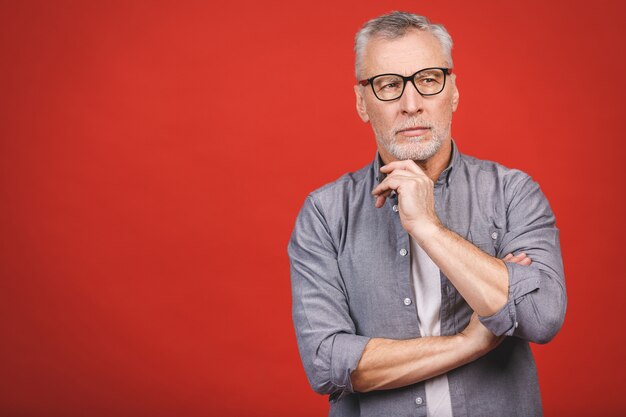 Portrait d'un homme d'affaires sérieux mature portant des lunettes isolées