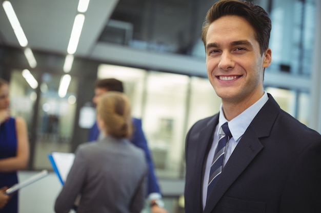 Portrait d'homme d'affaires souriant dans le couloir