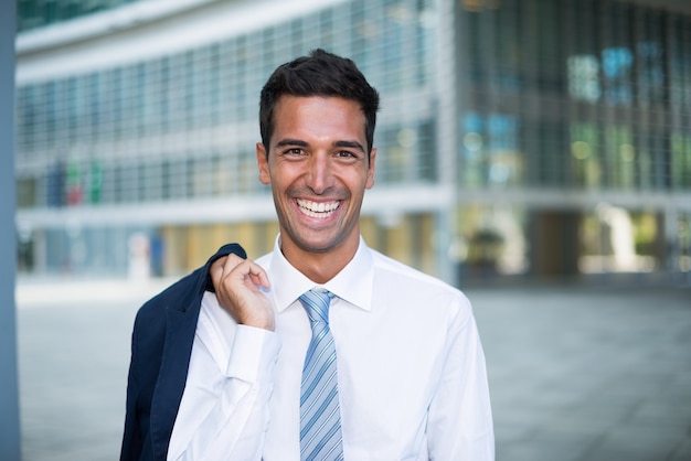 Portrait d&#39;un homme d&#39;affaires souriant dans un environnement urbain