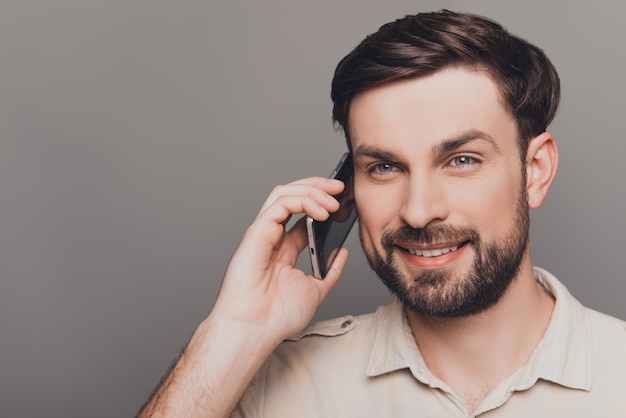 Portrait d'homme d'affaires souriant gai, parler au téléphone avec les clients