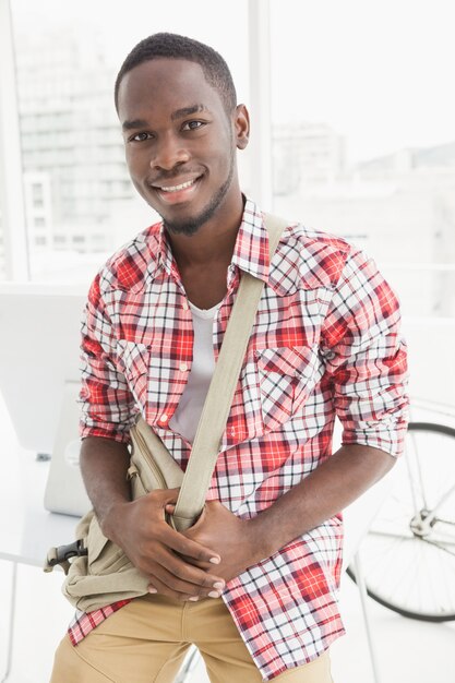 Portrait d&#39;un homme d&#39;affaires souriant avec sac à bandoulière