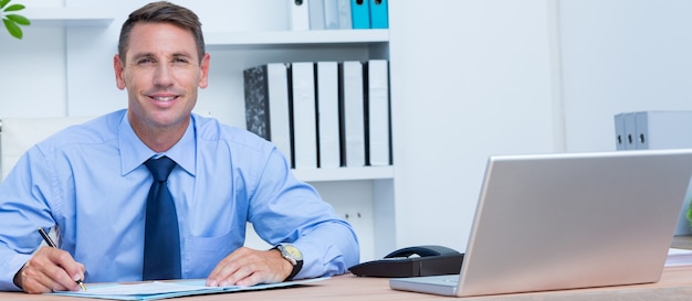 Portrait d&#39;un homme d&#39;affaires souriant