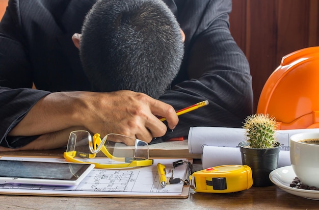 Portrait d'homme d'affaires stressé au bureau