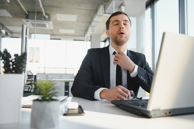 Portrait d'un homme d'affaires stressé et inquiet, surchargé de travail, à la recherche d'un rapport de documents dans un bureau moderne et lumineux travaillant sous pression et dans des délais serrés