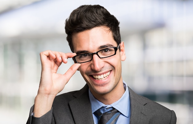 Portrait d&#39;un homme d&#39;affaires sympathique souriant