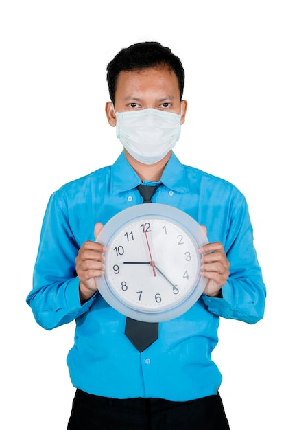 Portrait d'un homme d'affaires tenant une horloge en blanc