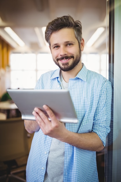 Portrait, homme affaires, tenue, numérique, tablette, bureau