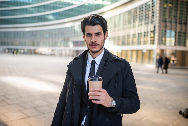 Portrait, homme affaires, tenue, tasse, café