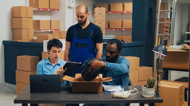 Photo portrait d'un homme d'affaires utilisant une tablette numérique assis au bureau