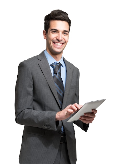 Portrait d&#39;un homme d&#39;affaires en utilisant une tablette numérique. Isolé sur blanc