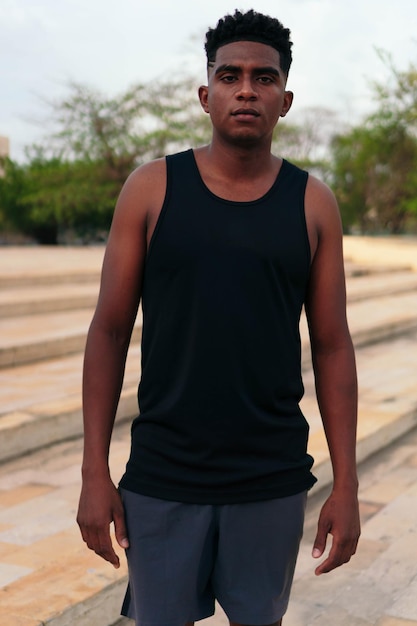 Portrait d'homme africain debout dans le parc de la ville.