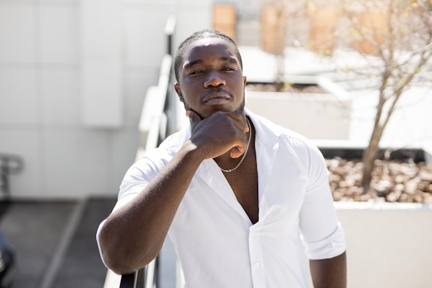 portrait d'un homme africain heureux près du bâtiment