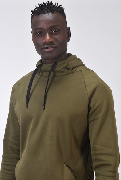 Portrait d'un homme africain avec sweat-shirt sur fond blanc,