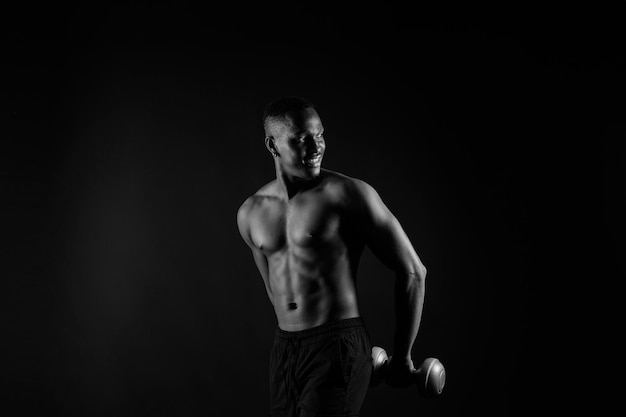 Portrait d'un homme afro-américain athlétique seins nus souriant fond jaune rouge et noir