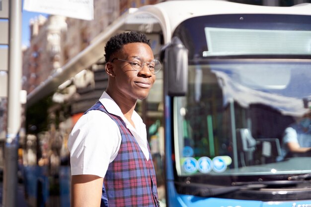 Portrait d'un homme afro-américain dans la ville en attente d'un bus