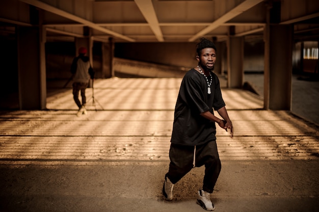 Portrait de l'homme afro américain dansant