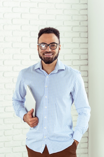 Portrait d&#39;un homme afro-américain heureux à l&#39;aide d&#39;un ordinateur portable