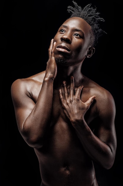 Portrait d'un homme afro-américain nu sexy sur fond noir