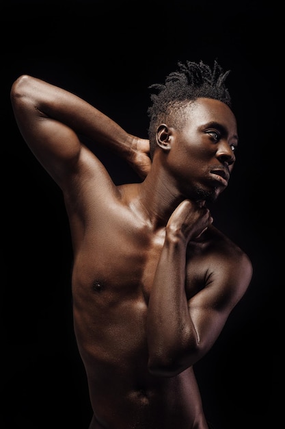 Portrait d'un homme afro-américain nu sexy sur fond noir