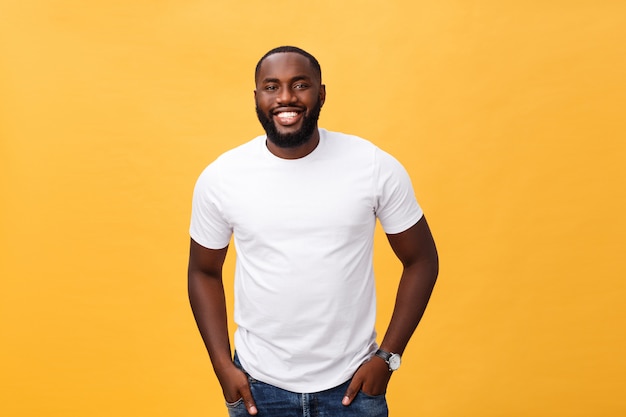 Photo portrait d'un homme afro-américain ravi avec un sourire positif