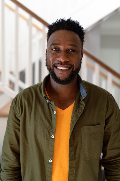 Portrait d'un homme afro-américain regardant la caméra et souriant