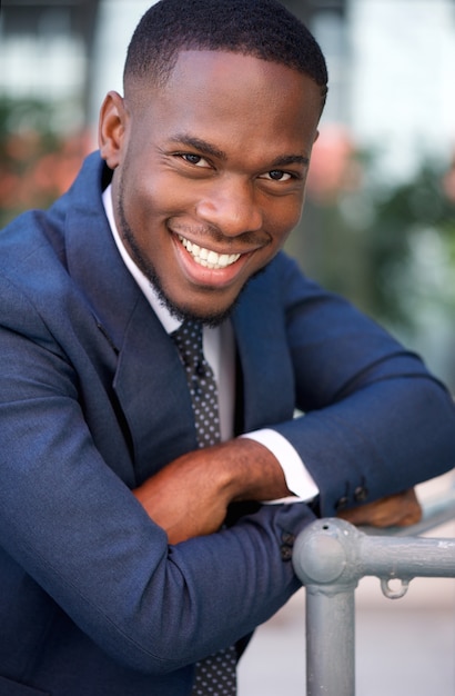 Photo portrait d'un homme afro-américain en riant avec les yeux fermés