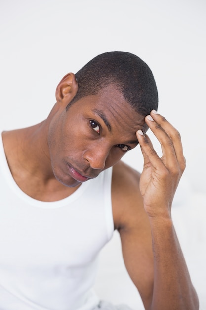 Portrait d&#39;un homme afro souffrant de maux de tête