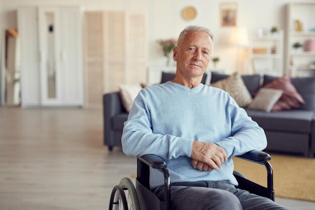 Portrait d'un homme âgé assis en fauteuil roulant