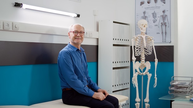 Portrait D'un Homme âgé Attendant D'assister à Une Visite De Contrôle Avec Un Médecin Dans Un Cabinet Médical, Ayant Un Rendez-vous De Consultation Dans Un établissement De Santé. Oold Patient Assis Dans Le Cabinet Pour Faire L'examen.