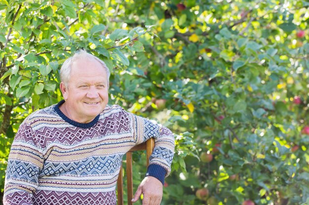 Portrait d'un homme âgé dans le jardin